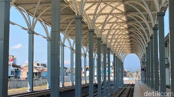 Wajah Baru Stasiun Garut yang Kian Apik nan Menarik Stasiun Garut yang mati suri hampir 40 tahun telah selesai direaktivasi. Yuk, lihat wajah baru Stasiun Garut yang kini kian apik dan menarik.