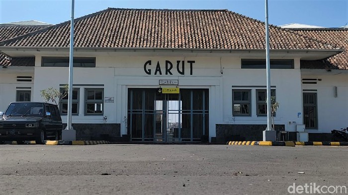 Wajah Baru Stasiun Garut yang Kian Apik nan Menarik Stasiun Garut yang mati suri hampir 40 tahun telah selesai direaktivasi. Yuk, lihat wajah baru Stasiun Garut yang kini kian apik dan menarik.