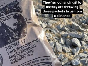 Beda Porsi Nasi Padang dan Warga Afghanistan Diberi Makan Babi