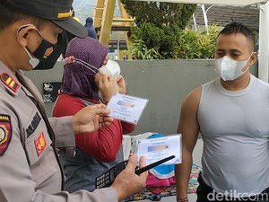 Obyek Wisata Cipanas Ramai Wisatawan, Petugas Satgas Periksa Surat Vaksin