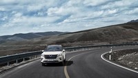 Wuling Asta tersedia dengan harga antara RMB 69.800 atau sekitar Rp 153 jutaan hingga RMB 99.800 setara Rp 220 jutaan. Dengan banderol 150 jutaan harganya mepet-mepet dengan mobil LCGC di Indonesia. Apakah mobil ini akan menemani sang kakak, Almaz di Tanah Air? Foto: Dok. SGMW