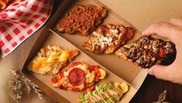 Mau coba croffle mini dengan aneka rasa? Sweet Savory Butter bisa jadi pilihan. Croffle tersedia dalam rasa brown sugar, classic honey almond, cheese brulee, sampai varian gurih seperti pepperoni bolognese dan cheese mayo. Harganya mulai dari Rp 26 ribu isi 3 buah untuk varian Original Brown Sugar. Foto: Instagram sweetsavorybutter.id