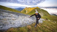 Karya seni seluas 1500 meter persegi itu dibuat menggunakan pigmen biodegradable yang terbuat dari arang, kapur, air dan protein susu.  