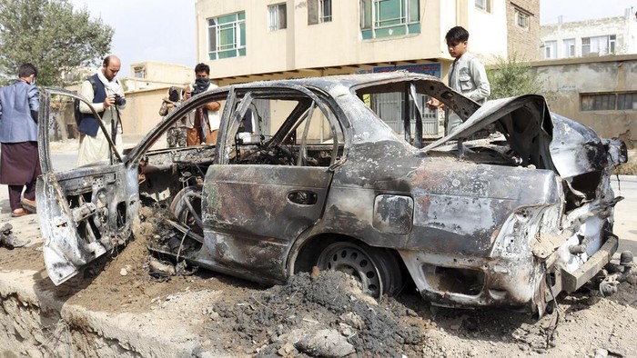 AfghanistanDrone AS Hantam Mobil Bomber ISIS di Afghanistan Rocket launcher tubes are seen in a destroyed vehicle vehicle in Kabul, Afghanistan, Monday, Aug. 30, 2021. Rockets struck a neighborhood near Kabul's international airport on Monday amid the ongoing U.S. withdrawal from Afghanistan. It wasn't immediately clear who launched them. (AP Photo/Khwaja Tawfiq Sediqi)