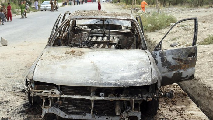 AfghanistanDrone AS Hantam Mobil Bomber ISIS di Afghanistan Rocket launcher tubes are seen in a destroyed vehicle vehicle in Kabul, Afghanistan, Monday, Aug. 30, 2021. Rockets struck a neighborhood near Kabul's international airport on Monday amid the ongoing U.S. withdrawal from Afghanistan. It wasn't immediately clear who launched them. (AP Photo/Khwaja Tawfiq Sediqi)