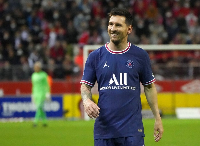 Reims Marshall Munetsi, left, challenges for the ball with PSGs Lionel Messi during the France League One soccer match between Reims and Paris Saint-Germain, at the Stade Auguste-Delaune in Reims, France, Sunday, Aug. 29, 2021. (AP Photo/Francois Mori)