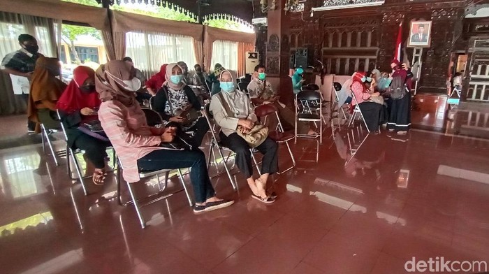 Anggota Koperasi Simpan Pinjam Giri Muria Group (KSP GMG) Kudus mendatangi Pendapa Kudus, Senin (30/8/2021)