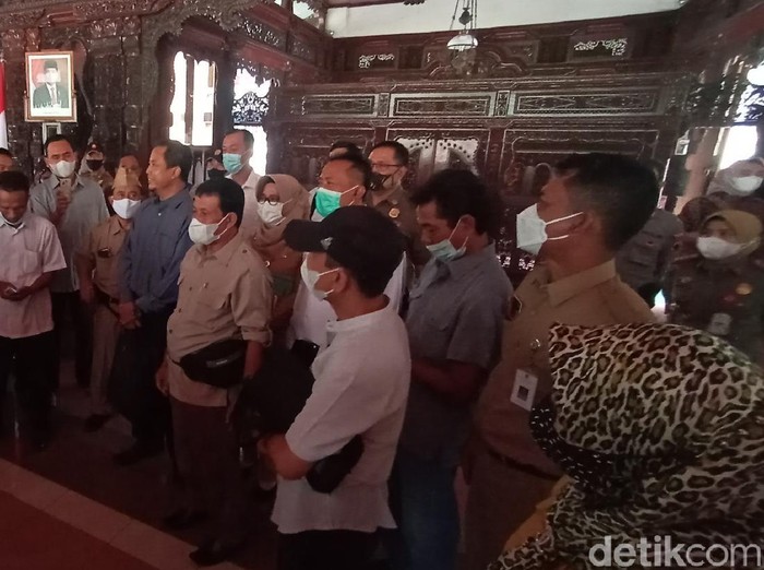 Anggota KSP GMG Kudus yang tak bisa cairkan deposito mendatangi pendapa Kabupaten Kudus, Senin (30/8/2021).