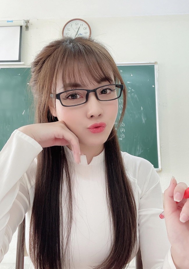 “Berkarier menjadi pengajar bisa dibilang adalah keputusan terbaik dalam hidupku. Aku anak satu-satunya jadi aku selalu mendengarkan pendapat orangtuaku, bahkan soal di mana aku harus sekolah, orangtuaku membantuku memilih. Aku tidak pernah menyesalinya,” kata wanita cantik kelahiran 1994 itu. Foto: Dok. Facebook Au Ha My