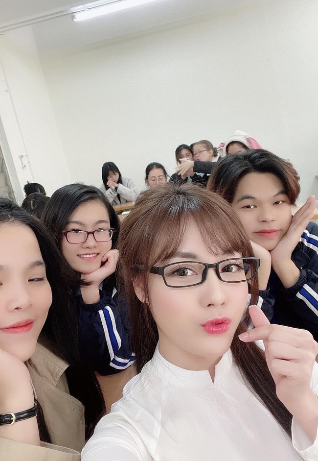 Ha My yang terlihat muda juga sering dikira mahasiswi oleh murid-muridnya. Mereka tak mengira wanita cantik yang masuk ke dalam kelas itu ternyata dosen. Setelah selesai mengajar, Ha My pun kerap diajak mahasiswanya berfoto. Foto: Dok. Facebook Au Ha My