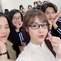 Ha My yang terlihat muda juga sering dikira mahasiswi oleh murid-muridnya. Mereka tak mengira wanita cantik yang masuk ke dalam kelas itu ternyata dosen. Setelah selesai mengajar, Ha My pun kerap diajak mahasiswanya berfoto. Foto: Dok. Facebook Au Ha My