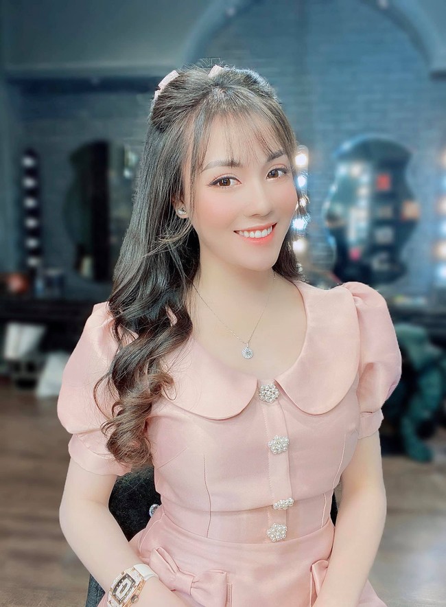 Kerap dijuluki sebagai guru tercantik dan terseksi, Au Ha My juga populer di media sosial. Pengikutnya di Facebook mencapai lebih dari 560 ribu. “Kamu memiliki tubuh seksi kenapa tidak menjadi model atau artis,” begitu netizen kerap berkomentar di akun media sosialnya. Foto: Dok. Facebook Au Ha My