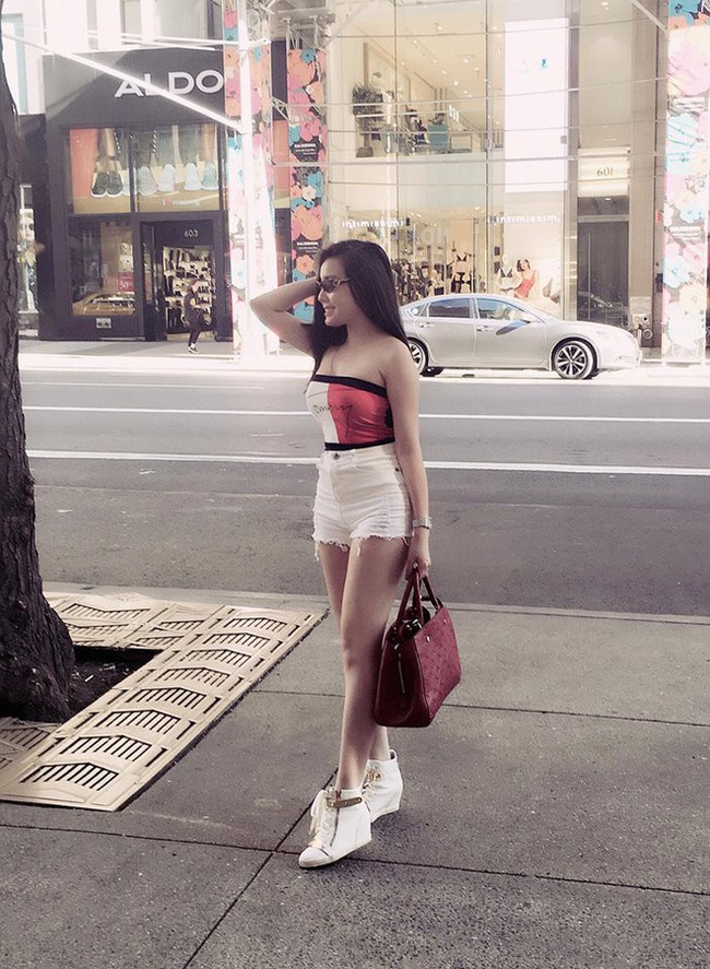 Viral karena penampilannya yang seksi, Au Ha My mengatakan orang kerap salah mengira dirinya sebagai kutu buku karena terlalu banyak belajar. Ha My mengatakan dalam kesehariannya dia memang suka memakai busana yang fancy dan rutin merawat dirinya. “Aku akui gaya busanaku cukup bold dan seksi,” katanya. Foto: Dok. Facebook Au Ha My