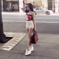 Viral karena penampilannya yang seksi, Au Ha My mengatakan orang kerap salah mengira dirinya sebagai kutu buku karena terlalu banyak belajar. Ha My mengatakan dalam kesehariannya dia memang suka memakai busana yang fancy dan rutin merawat dirinya. “Aku akui gaya busanaku cukup bold dan seksi,” katanya. Foto: Dok. Facebook Au Ha My