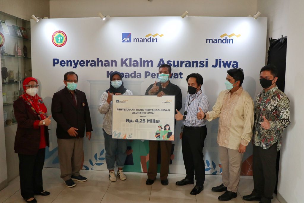 AXA Mandiri & Bank Mandiri Serahkan Klaim untuk Nakes COVID-19 yang Gugur dalam Tugas. (Dok. AXA Mandiri) AXA Mandiri & Bank Mandiri Serahkan Klaim untuk Nakes COVID-19 yang Gugur dalam Tugas. (Dok. AXA Mandiri)