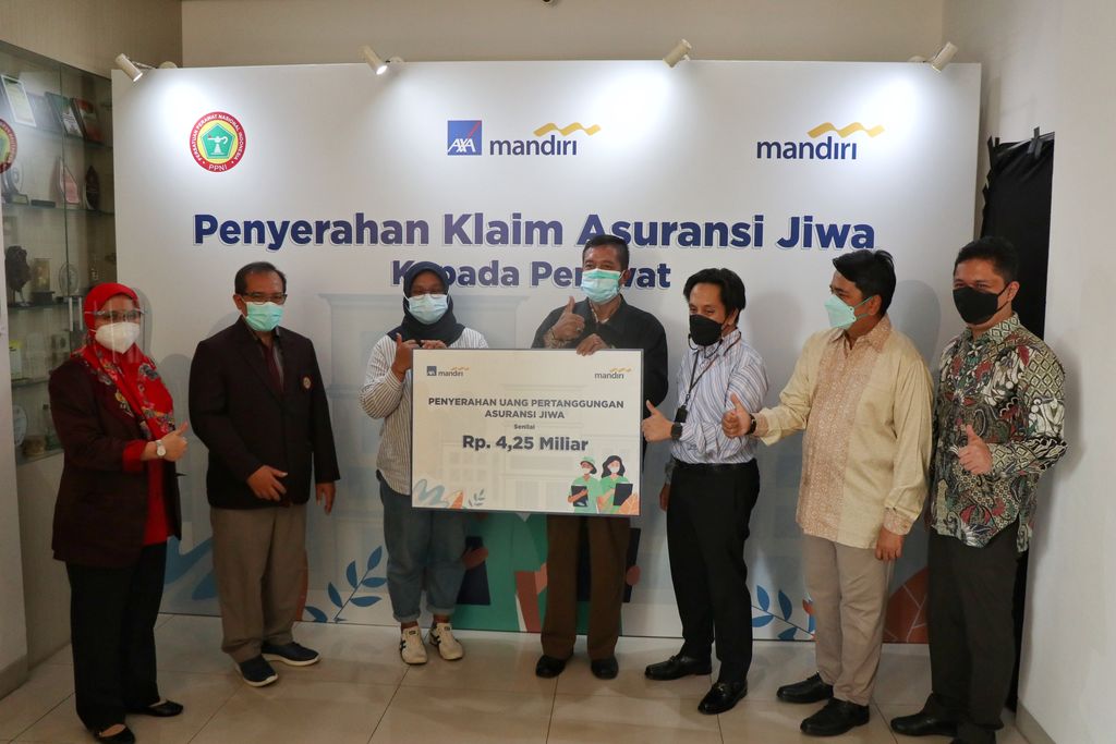 AXA Mandiri & Bank Mandiri Serahkan Klaim untuk Nakes COVID-19 yang Gugur dalam Tugas. (Dok. AXA Mandiri)