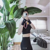 “Aku mulai syuting tanpa menurunkan 11 kg berat badanku yang naik setelah menikah. Aku selalu suka makan tapi sebenarnya aku punya disiplin yang bagus. Tapi setelah menikah semuanya berubah,” katanya. Foto: Dok. Instagram @bebe_sl