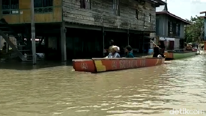 Banjir merendam permukiman warga di Kelurahan Wette, Kecamatan Panca Lautang, Kabupaten Sidrap, Sulsel. Sejumlah rumah terendam banjir. (Hasrul Nawir/detikcom)