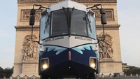  Bus Amfibi melaju di sepanjang jalan kota Paris dan berubah jadi kapal saat masuk ke sungai. (Les Canards de Paris/instagram)