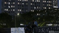 Sementara itu, di Rumah Susun Nagrak, Cilincing, Jakarta Utara dinyatakan sebanyak 5 orang pasien yang dirawat atau hanya 0,18% dari total kapasitas sebanyak 2.804 tempat tidur. Ini menunjukkan tidak ada penambahan pasien yang dirawat di Rumah Susun Nagrak, sejak kemarin.