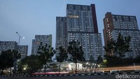 Suasana wisma atlet yang tampaknya mulai mengalami penurunan pasien COVID-19 jika dilihat dari lampu kamar yang menyala, Jakarta, Senin (30/8/2021). 