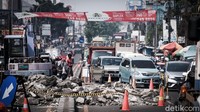 Kemacetan terjadi akibat adanya proyek galian di jalan tersebut.