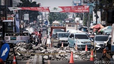 Ada Galian di Tengah Jalan, Ciputat Macet Banget Pagi Ini!