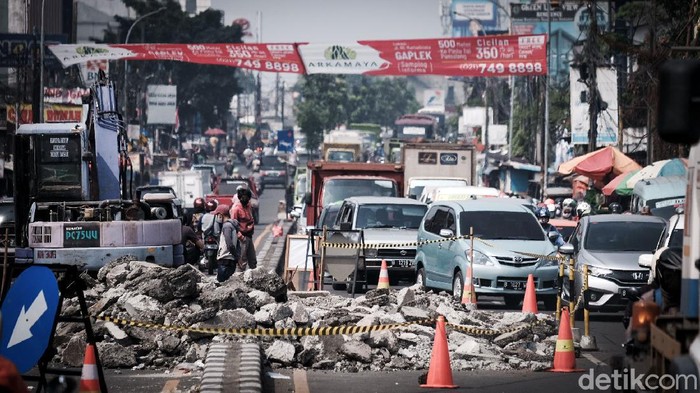 Ciputat Macet Banget Pagi Ini! Jalanan di Ciputat Timur, Tangsel, macet pagi ini. Kemacetan disebabkan proyek saluran air di Jalan Dewi Sartika. Hmm.. sabar, sabar...!