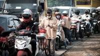 Arus lalu lintas macet panjang.