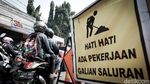 Ada Galian di Tengah Jalan, Ciputat Macet Banget Pagi Ini!