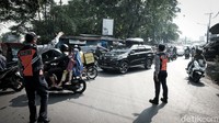 Petugas Dinas Perhubungan membantu mengatur lalu-lintas di pertigaan Sasak.
