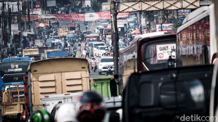 Jalanan di Ciputat Timur, Tangsel, macet pagi ini. Kemacetan disebabkan proyek saluran air di Jalan Dewi Sartika. Hmm.. sabar, sabar...!