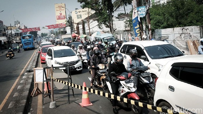 Ciputat Macet Banget Pagi Ini! Jalanan di Ciputat Timur, Tangsel, macet pagi ini. Kemacetan disebabkan proyek saluran air di Jalan Dewi Sartika. Hmm.. sabar, sabar...!