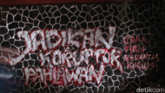 Coretan Jadikan Koruptor Pahlawan Cara Firli Bahuri Berantas Korupsi di Bandung.