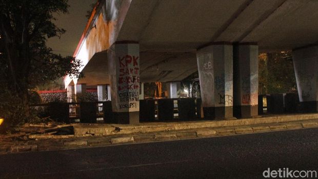 Coretan 'Jadikan Koruptor Pahlawan Cara Firli Bahuri Berantas Korupsi' di Bandung.