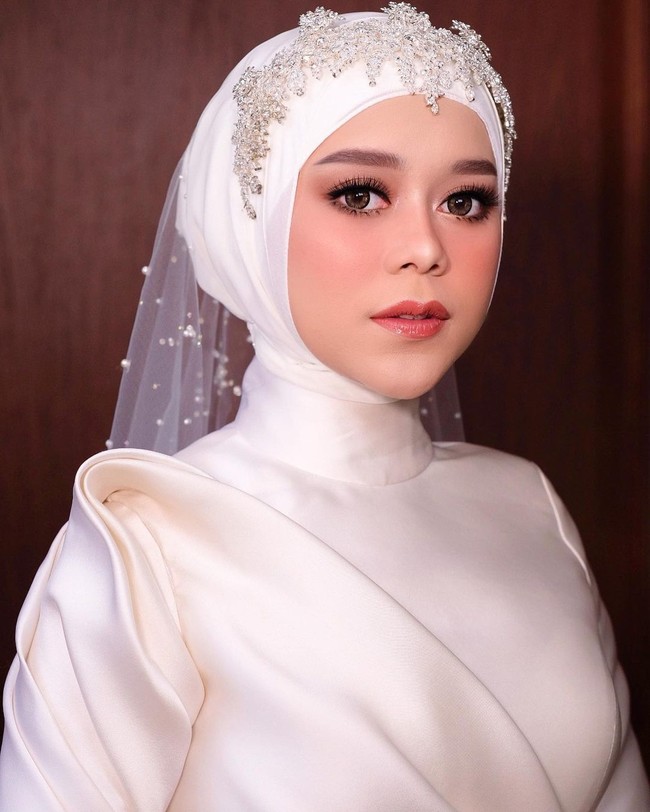 Malam itu pelantun Kejora yang akrab disapa Dede ini dirias oleh makeup artist andalan selebriti Marlene Hariman. Marlene mengungkap kebanggaannya bisa menjadi bagian dari hari bersejarah Lesti. Foto: Instagram @marlenehariman