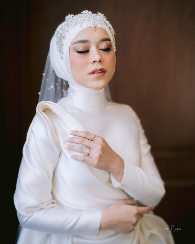 Mengenai konsep, Marlene mengaku memang tidak pernah memikirkan konsep khusus. Ia bahkan tidak melakukan tes makeup jadi hanya mempelajari wajah Lesty di YouTube dan meminta saran dari perias lain yang sudah pernah pegang Lesti. Jadi mengalir aja pake hati ngerjainnya dan sebagai make up artist pasti aku tanya ke Dede suka nya apa, tuker pikiran terus baru make up deh sambil ngobrol2 santai, tulisnya di Instagram. Foto: Instagram @venemapictures