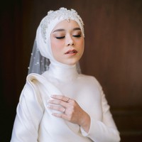 Mengenai konsep, Marlene mengaku memang tidak pernah memikirkan konsep khusus. Ia bahkan tidak melakukan tes makeup jadi hanya mempelajari wajah Lesty di YouTube dan meminta saran dari perias lain yang sudah pernah pegang Lesti. Jadi mengalir aja pake hati ngerjainnya dan sebagai make up artist pasti aku tanya ke Dede suka nya apa, tuker pikiran terus baru make up deh sambil ngobrol2 santai, tulisnya di Instagram. Foto: Instagram @venemapictures