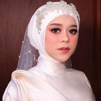 Malam itu pelantun Kejora yang akrab disapa Dede ini dirias oleh makeup artist andalan selebriti Marlene Hariman. Marlene mengungkap kebanggaannya bisa menjadi bagian dari hari bersejarah Lesti. Foto: Instagram @marlenehariman