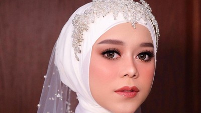 10 Detail Penampilan Lesti Kejora yang Tampil Bak Ratu di Acara Tasyakuran