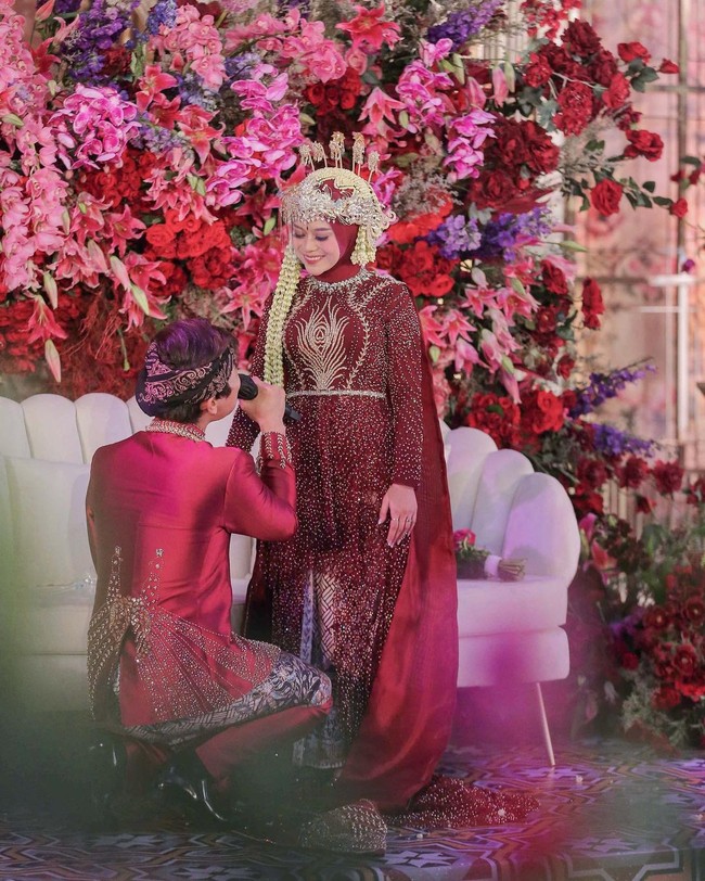 Selain baju dari Hian Tjen, dalam resepsi pernikahan Takdir Cinta Lesty dan Billar juga sempat mengenakan busana bernuansa adat Sunda. Kali ini ia mengenakan kebaya dari Renzi Lazuardi. Foto: Instagram @aldiphoto