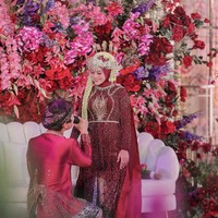 Selain baju dari Hian Tjen, dalam resepsi pernikahan Takdir Cinta Lesty dan Billar juga sempat mengenakan busana bernuansa adat Sunda. Kali ini ia mengenakan kebaya dari Renzi Lazuardi. Foto: Instagram @aldiphoto