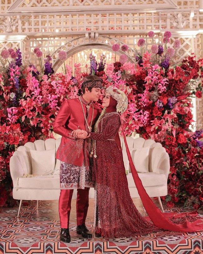 Bernuansa merah marun dan penuh dengan detail gemerlapan, penampilan Lesti Kejora terlihat mewah. Aksen sayap yang menjuntai ke bawah pun melengkapi penampilannya saat jadi ratu sehari. Foto: Instagram @aldiphoto