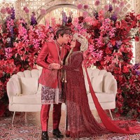 Bernuansa merah marun dan penuh dengan detail gemerlapan, penampilan Lesti Kejora terlihat mewah. Aksen sayap yang menjuntai ke bawah pun melengkapi penampilannya saat jadi ratu sehari. Foto: Instagram @aldiphoto