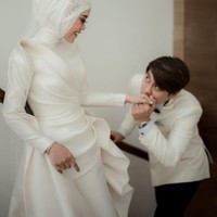 Salah satu busana yang dikenakannya adalah gaun putih rancangan Hian Tjen. Dalam postingannya di Instagram, desainer tersebut menjelaskan desain dari baju yang membuat Lesti tampak bak ratu itu. Foto: Instagram @hiantjen