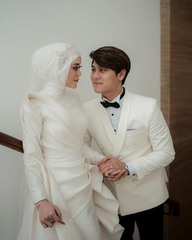 Rangkaian perayaan cinta Lesti Kejora dan Rizky Billar berakhir semalam. Dalam acara Takdir Cinta Leslar yang disiarkan langsung di televisi, mereka mengadakan tasykuran pernikahan yang dibagi dalam tiga sesi. Foto: Instagram @hiantjen
