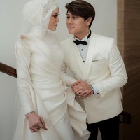 Rangkaian perayaan cinta Lesti Kejora dan Rizky Billar berakhir semalam. Dalam acara Takdir Cinta Leslar yang disiarkan langsung di televisi, mereka mengadakan tasykuran pernikahan yang dibagi dalam tiga sesi. Foto: Instagram @hiantjen