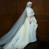 Dan pengantinnya memakai sebuah dress pernikahan tertutup yang cantik dengan sentuhan struktur modern dari hand-draped kasar ciri khas Hian Tjen dan bagian pinggang yang menyatu dengan rok dan juntaian, Foto: Instagram @hiantjen