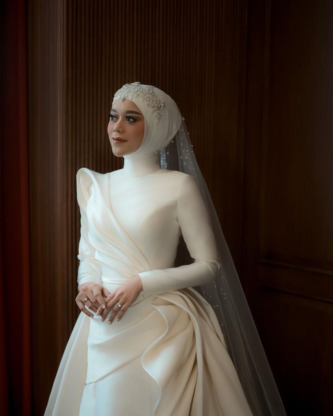Sebagai pengantin Lesti Kejora tentu ingin tampil paling cantik. Ia pun terlihat menawan dengan beberapa busana pernikahan dari para desainer lokal kenamaan. Foto: Instagram @hiantjen