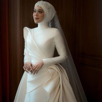 Sebagai pengantin Lesti Kejora tentu ingin tampil paling cantik. Ia pun terlihat menawan dengan beberapa busana pernikahan dari para desainer lokal kenamaan. Foto: Instagram @hiantjen